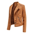 Dettaglio giacca in pelle PU marrone con spalle trapuntate e allacciatura con occhielli - XS / Cammello