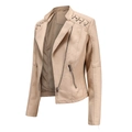 Dettaglio ravvicinato della giacca biker beige con spalle trapuntate e occhielli in metallo - XS / Cachi