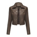 Detalle de chaqueta corta de cuero PU marrón oscuro con cuello clásico y bolsillos frontales - S / Camel