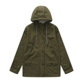 Dettaglio della giacca impermeabile verde oliva con cappuccio a coulisse e ampie tasche - S / Verde Militare