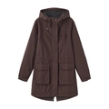 Detalle de una parka impermeable marrón oscuro con capucha de cordón y grandes bolsillos de solapa - S / café