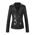 Détail de la broderie fleur de prunier sur la veste de moto en similicuir noir - S / Noir