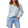 Détail de chemise en jean bleu clair avec col classique et deux poches poitrine - S / Bleu clair