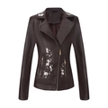 Vue détaillée de la broderie florale blanche sur une veste de motard en cuir PU - S / café
