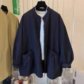 Détail de la veste bleu marine à col montant avec grandes poches plissées et boutons - S / Bleu foncé