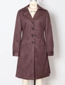 Dettaglio di un lungo cappotto scamosciato marrone scuro con colletto a rever e bottoni monopetto - S / Castano