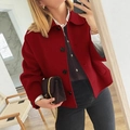 Detalle de chaqueta de lana roja con botones negros y solapa clásica, junto a un bolso acolchado - S / Rojo