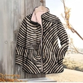 Chaqueta acolchada de mujer con rayas beige y negras y cuello alto para invierno - S / Cebra Beige y Negro