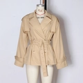 Klassieke korte trenchcoat in kaki met tailleband en dubbele rij knopen - S / Abrikoos