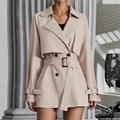 Elegante gabardina corta para mujer en color caqui con doble botonadura y cinturón - S / Caqui