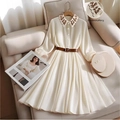 Beiges französisches Langarm-Plissee-Kleid mit Blumenstickerei und braunem Gürtel dazu - S / Besticktes Revers Langarm Plissee Maxikleid (Inklusive Gürtel) / Aprikose