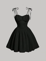 Dettaglio mini abito nero con spalline sottili e scollatura a cuore con ruches decorative - XS / Nero