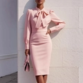 Elegante roze jurk met lange mouwen, tailleriem en strikhals voor dames - S / Roze