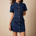 Abito corto in denim blu scuro a maniche corte con bottoni dorati e tasche - S / Blu