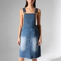 Damen Denim-Trägerkleid in A-Linie, Mittelblau mit Cargo-Taschen und offener Saumkante - S / Blau