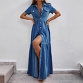 Eng anliegendes blaues Jeans-Maxikleid mit kurzen Ärmeln und einreihiger Knopfleiste - S / Blau