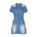 Kurzärmeliges hellblaues Jeanskleid mit Kragen, Taschen und ausgefranstem Saum - S / Blau