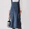 Dunkelblaue gewaschene Denim Schürze mit zwei Taschen und weißen Kontrastnähten für Damen - S / Blau