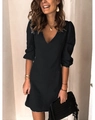 V-Ausschnitt mit weißer Spitze an einem schwarzen Kleid mit gepufften Ärmeln - S / Schwarz