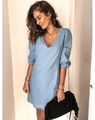 Detail von hellblauem Denim-Minikleid mit V-Ausschnitt und stylischen Puffärmeln - S / Hellblau
