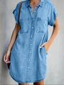 Detailansicht eines hellblauen Denim-Hemdkleids mit Brusttaschen und weißen Knöpfen - S / Blau