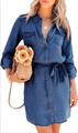 Dettaglio di abito in denim blu da donna con chiusura a bottoni e cintura in vita - S / Blu scuro