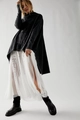 Détail de style d'un sweat à capuche noir oversize avec une jupe en dentelle blanche - S / Noir