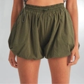 Detalle de pantalones cortos tipo linterna verde militar con cintura elástica y bolsillos - S / Verde Militar