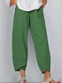 Détail de l'ourlet tulipe croisé sur ce pantalon décontracté vert herbe de longueur 7/8 - S / Vert