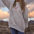 Détail de la broderie florale et du nœud jaune sur ce sweat à capuche beige - S / Gris