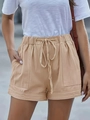 Détail du short taille haute abricot avec taille élastique à cordon et grandes poches - Abricot