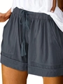 Détail du short gris foncé à cordon avec taille élastique, poches et ourlet à revers - Gris
