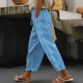 Dettaglio dei pantaloni in cotone e lino azzurro con coulisse e ricamo a giorno laterale - S / Blu