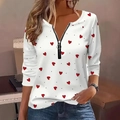 Detail eines Damen-Poloshirts mit rotem Herzprint und Reißverschluss mit Metallring-Puller - S / Oberteile / Rotes Herz