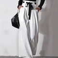 Detail einer weißen High-Waist-Hose mit weitem Bein und stilvoller schwarzer Schnürschleife - S / Weiß