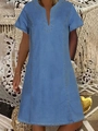 Dettaglio dell'abito in denim azzurro con scollo a V e cuciture gialle a contrasto - 0XL / Blu Chiaro Senza Tasche