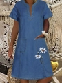Dettaglio abito in denim con scollo a V, doppie tasche frontali e stampa a margherite - S / Blu Scuro Stampa Margherita Fresca