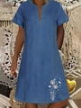 Dettaglio dell'abito in denim a maniche corte con scollo a V e stampe floreali di soffione - Stampa Soffione Farfalla Blu