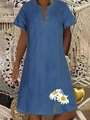 Dettaglio di un vestito in denim a maniche corte con scollo a V e stampa floreale a margherita - Stampa Margherita Realistica Blu