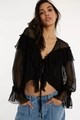 Detalle de blusa de gasa negra transparente con volantes y cierre de lazo frontal - S / Negro