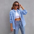 Giacca di jeans oversize celeste da donna con dettagli strappati e bordi sfrangiati - S / Blu