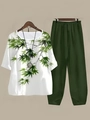 Detail van top met bloemenprint en groene broek met stoftextuur en ontwerpdetails - S / Bladprint (Beeldkleur 2)