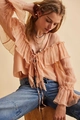 Detalle de escote en V con volantes y lazo en blusa de gasa color melocotón suave - S / Caqui