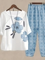 Detailopname van dames vrijetijdskleding met blauwe bloemmotief en geometrische broek - S / Lichtblauw groot bloemenpatroon (Stijl 3)