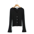 Détail d'un cardigan noir en maille à col en V avec manches trompette et boutons blancs - Taille unique / Haut Et Bas / Noir