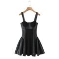 Eng anliegendes schwarzes PU-Leder-Patchwork-Kleid mit Faltenrock und breiten Trägern - S / Schwarz