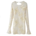 Détail macro de broderie florale crème sur robe en tulle à manches évasées élégante - Blanc