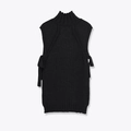 Primer plano detallado de un chaleco de punto negro con lazos laterales y cuello alto acanalado - S / Negro