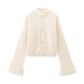 Detail van gebreid vest in crème met zilveren knopen en veren afwerking aan de mouwen - Beige