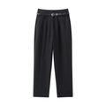 Détail d'un pantalon noir taille haute avec ceinture fine et boucle en métal doré - Noir